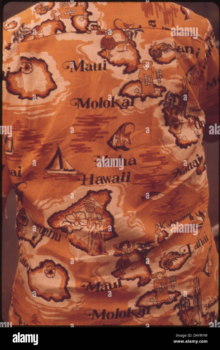 Ein Tourist, gekleidet in einem geeigneten Hemd für das Klima, gefangen im Oktober 1973. Das Bild spiegelt die Tourismuskultur der damaligen Zeit wider. Stockfoto