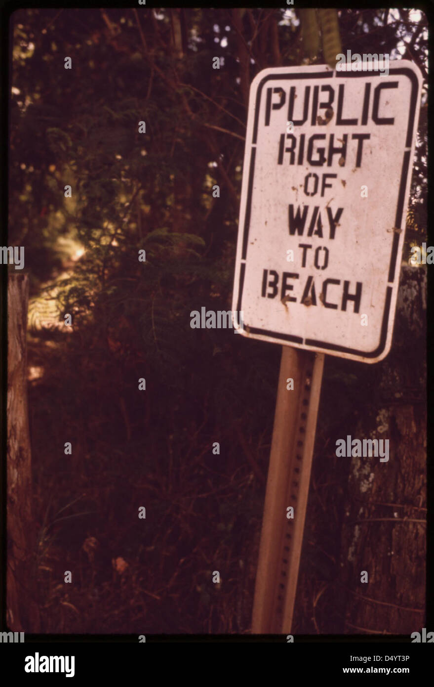 Im Oktober 1973 wurde ein Schild von Entwicklern auf Molokai errichtet, um die Zugangsrechte für den öffentlichen Strand zu kennzeichnen. Der Umgang mit dem Zugang zum Strand durch die Entwickler löste Kritik aus und wies auf Spannungen zwischen privater Entwicklung und öffentlichen Landnutzungsrechten hin. Stockfoto
