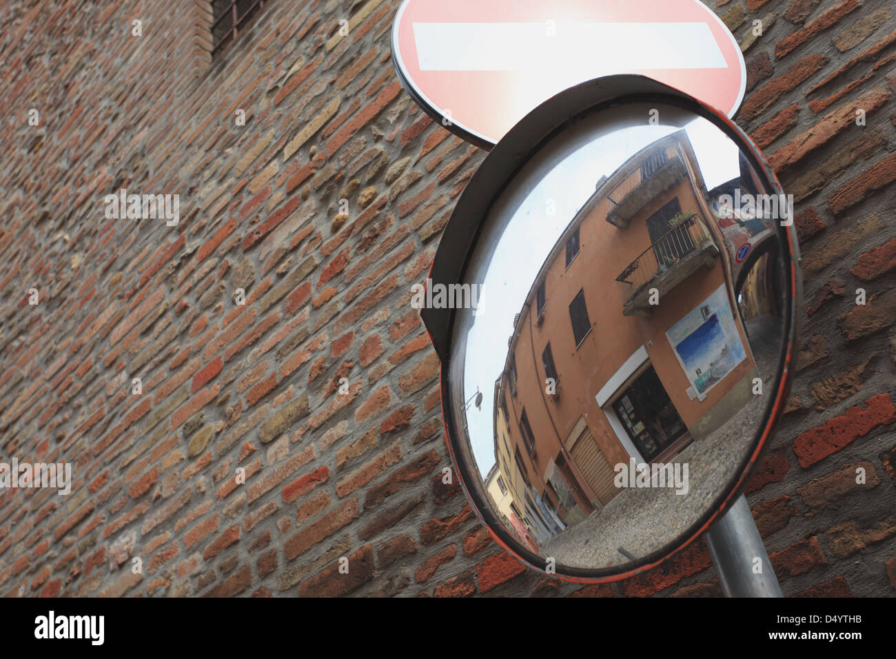 Straße Reflexion in einem Spiegel, Italien Stockfoto