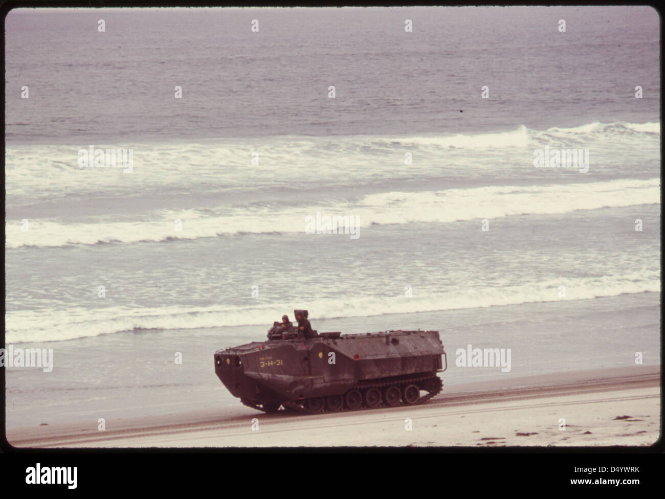 Im Mai 1975 führt ein Schiff, LVTP7, Manöver auf dem Ozean in Camp Pendleton durch. Dieses Bild von DOCUMERICA zeigt die amphibischen Kampfübungen der US-Marines an der Basis. Stockfoto