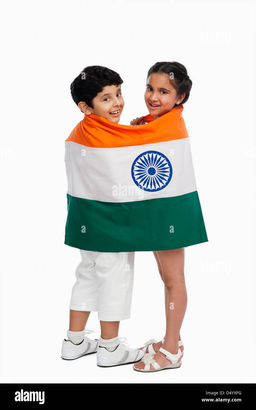 Kinder in eine indische Flagge abdeckt Stockfoto