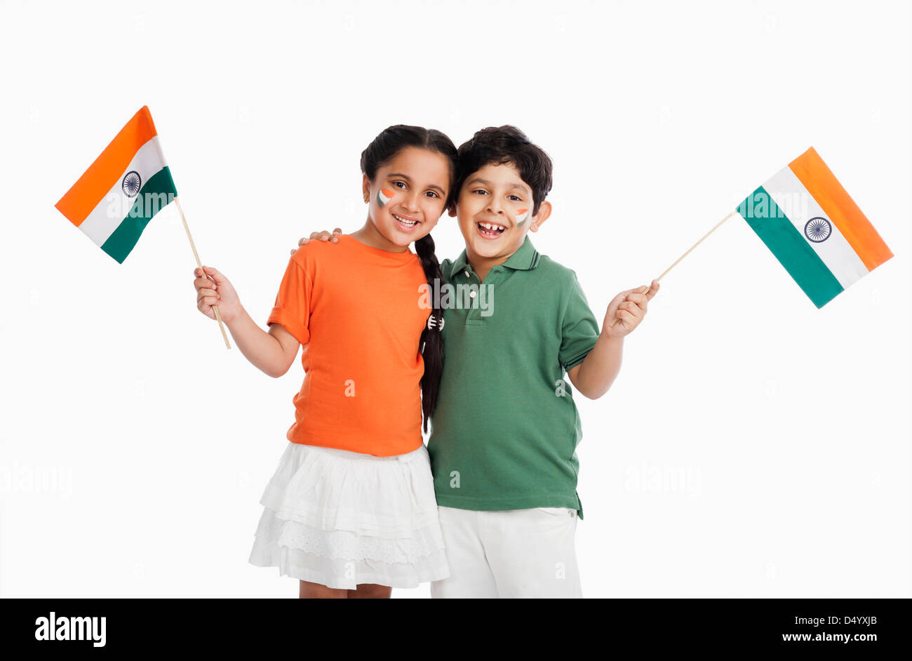 Kinder halten indische Flaggen Stockfoto