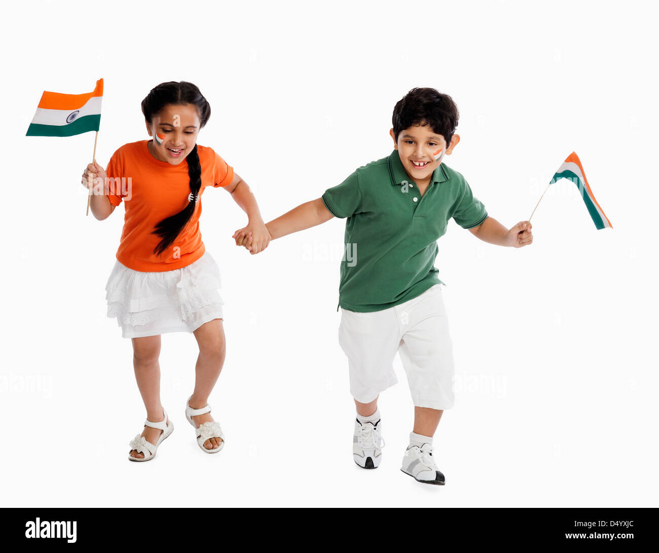 Kinder halten indische Flaggen Stockfoto