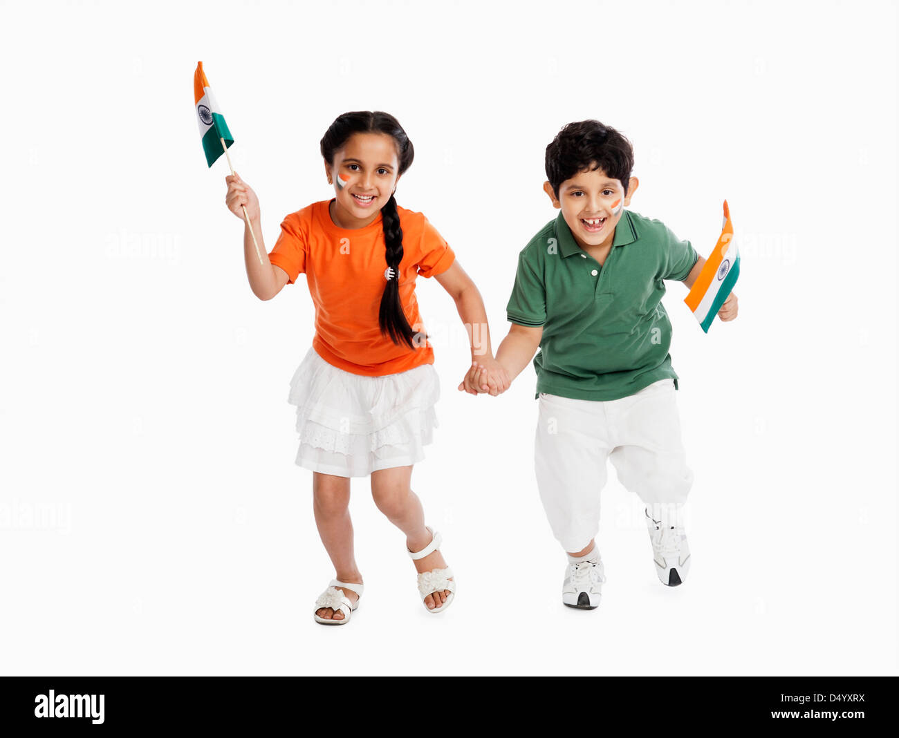 Kinder halten indische Flaggen Stockfoto