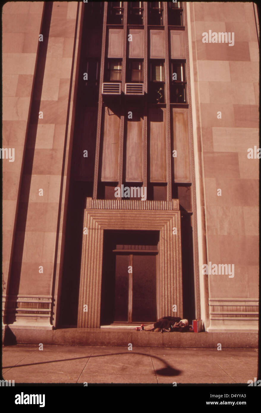 Ein Obdachloser schläft im August 1973 in der Tür der 30th Street Station in Philadelphia und beleuchtet Themen der Obdachlosigkeit und der städtischen Armut in den 1970er Jahren Stockfoto