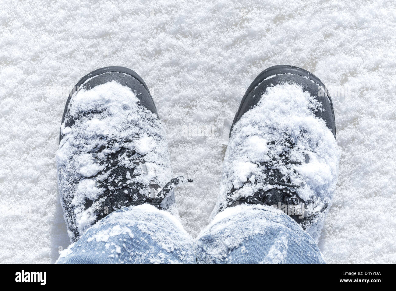 Winterwandern, Mannes Beine in Stiefeln mit Show drauf Stockfoto