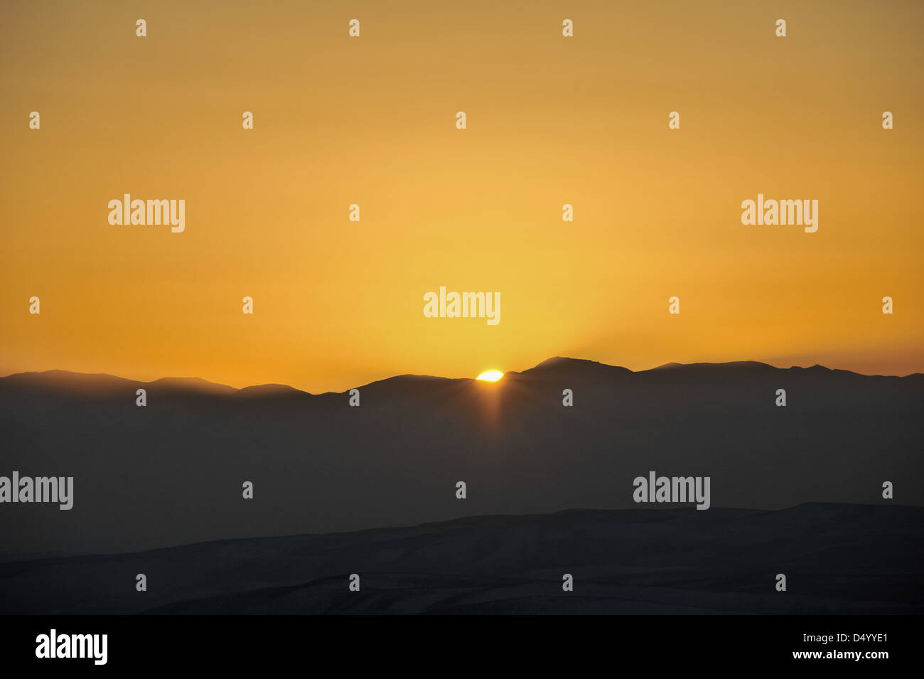 Sonnenuntergang hinter den Bergen Stockfoto