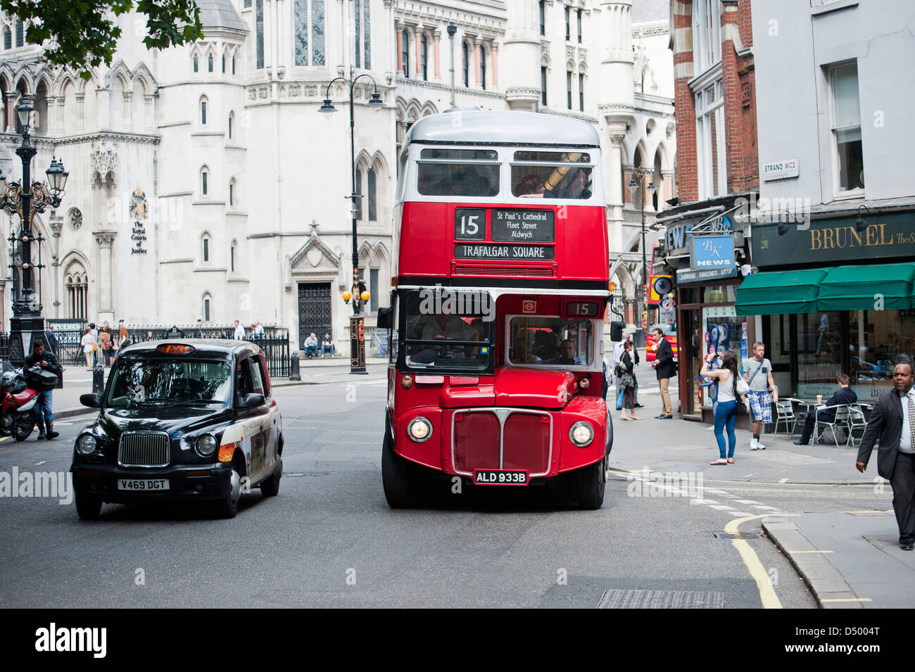 Traditionelle Londoner Routemaster Bus Route 15 am Aldwych, in der Nähe der Royal Courts of Justice, London Stockfoto