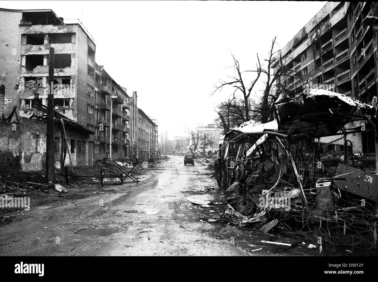 Zerkleinerte Busse und die Trümmer des Krieges Linie eine Straße der gesprengten Gebäude in Sarajevo, Bosnien, am Freitag, 15. März 1996. Stockfoto