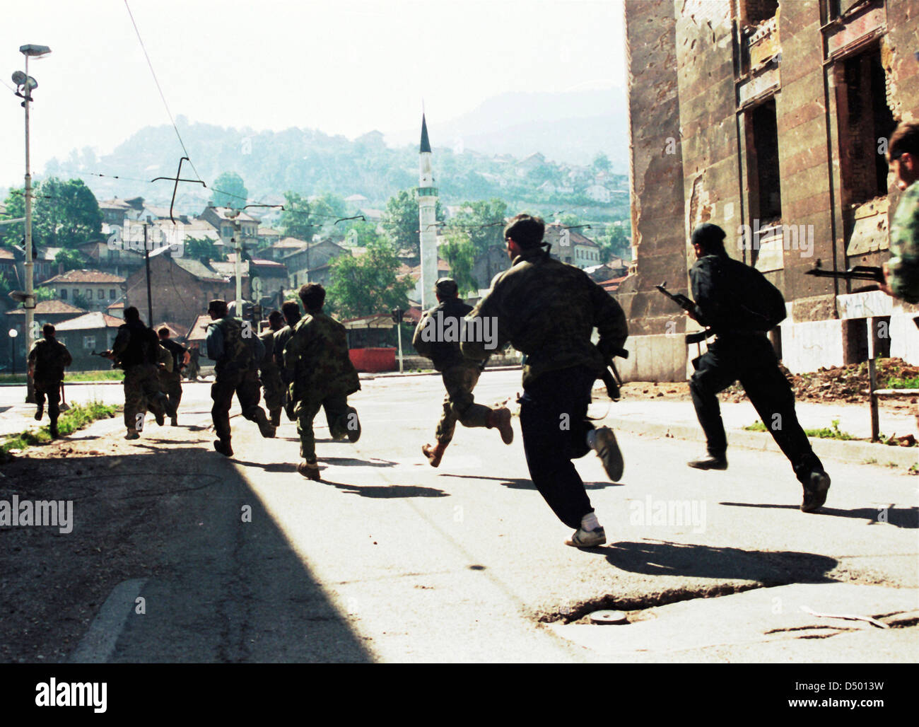 Bosnische Armeetruppen von der 10. Gebirgsbrigade während der heftigen Kämpfe in Sarajevo, Bosnien, am Donnerstag, 3. Juni 1993 durch die Straßen laufen. Stockfoto