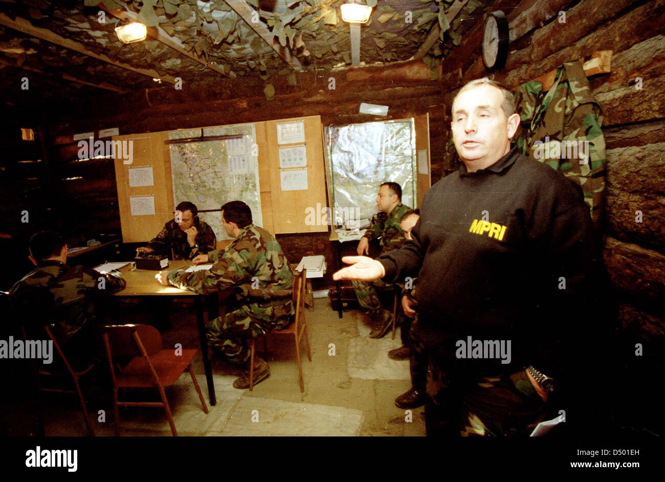 ZUNOVNICA, Bosnien, 12. Dezember 1997---ehemaliger Vereinigte Staaten militärische Offiziere Zug bosnischen und kroatischen Armeesoldaten in einem gemeinsamen Training und Operations Center in Bosnien. Das Trainingsprogramm, finanziert von der US-Regierung soll die beiden ehemaligen Achtung Fraktionen näher zusammen zu bringen. Stockfoto