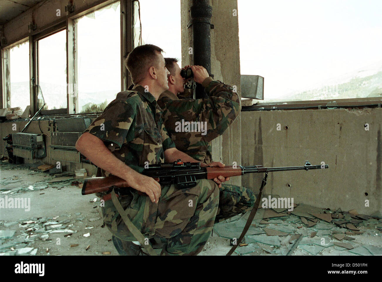 MOSTAR, Bosnien, 16. August 1993---A bosnisch-kroatischen HVO Sniper Team Kollegen aus einem zerstörten Bankgebäude auf bosnisch-muslimischen Zivilisten auf der Ostseite der geteilten Stadt. Stockfoto