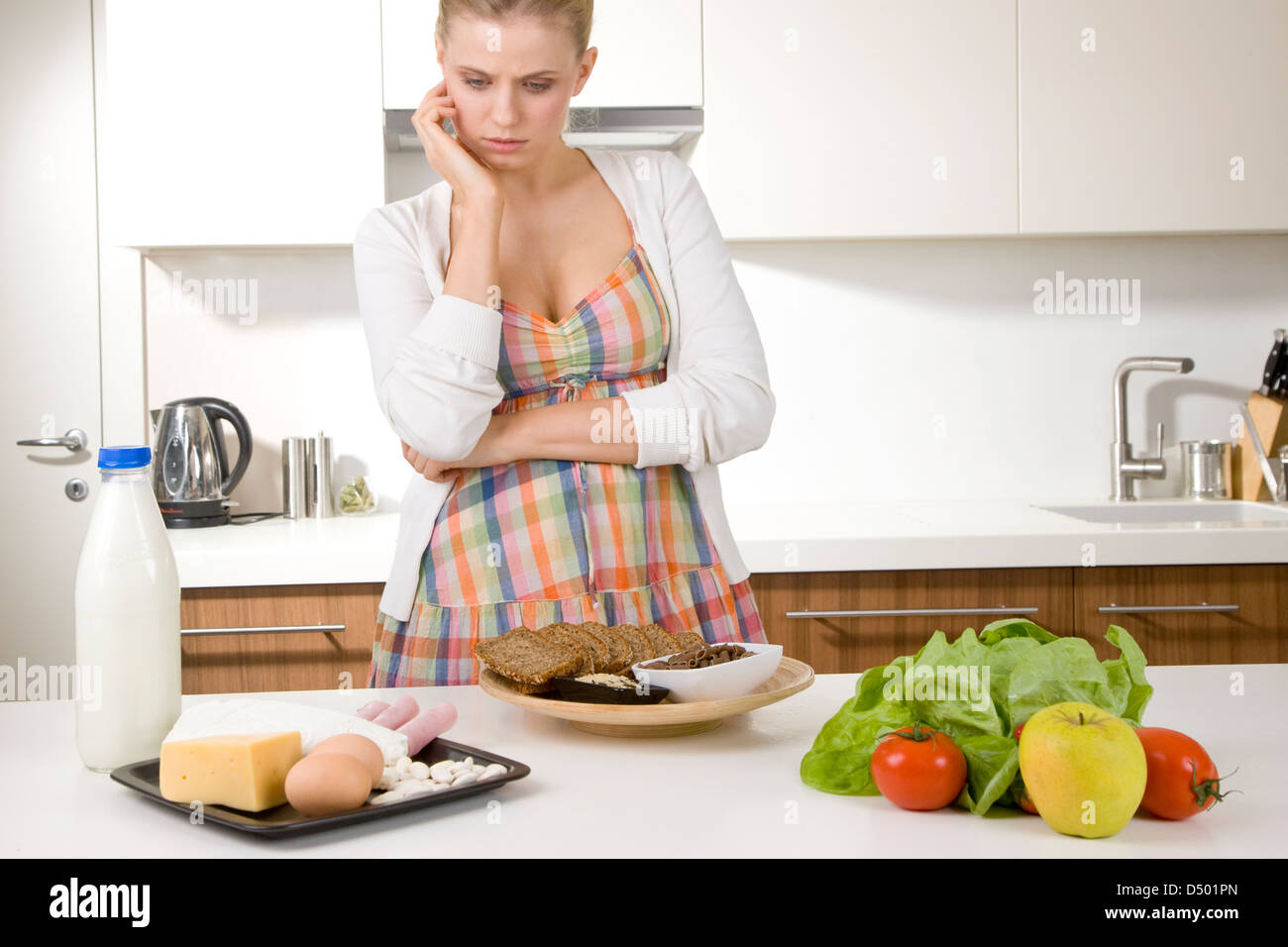 Frau mit verschiedenen Lebensmitteln Stockfoto