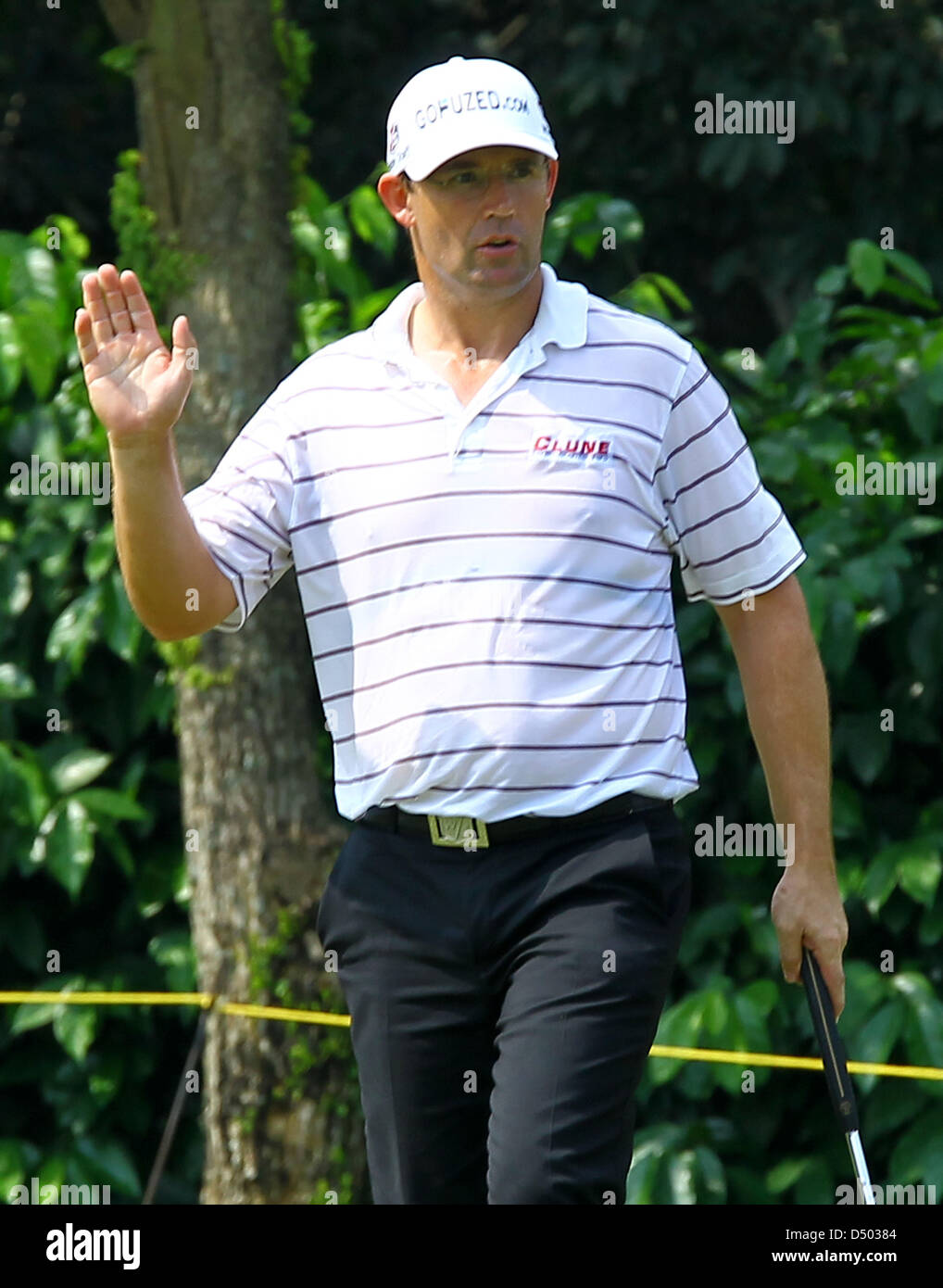21.03.2013 Kuala Lumpur, Malaysia. Padraig Harrington von Irland reagiert nach Make ein Birdie auf dem ersten Loch während eines der Maybank Malaysia Open Golfturnier im Kuala Lumpur Golf and Country Club Putts. Stockfoto
