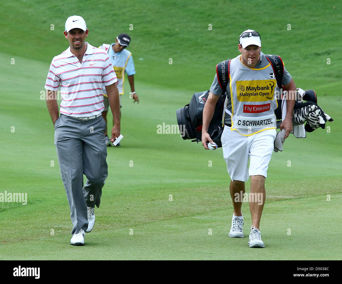 21.03.2013 Kuala Lumpur, Malaysia. Charl Schwartzel aus Südafrika geht auf das 9. grün während eines Tages der Maybank Malaysia Open Golfturnier im Kuala Lumpur Golf and Country Club. Stockfoto