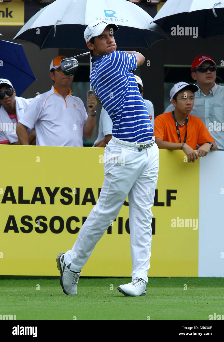 21.03.2013 Kuala Lumpur, Malaysia. Matteo Manassero Italien trifft seinen Fahrer am 10. Abschlag während eines Tages der Maybank Malaysia Open Golfturnier im Kuala Lumpur Golf and Country Club. Stockfoto