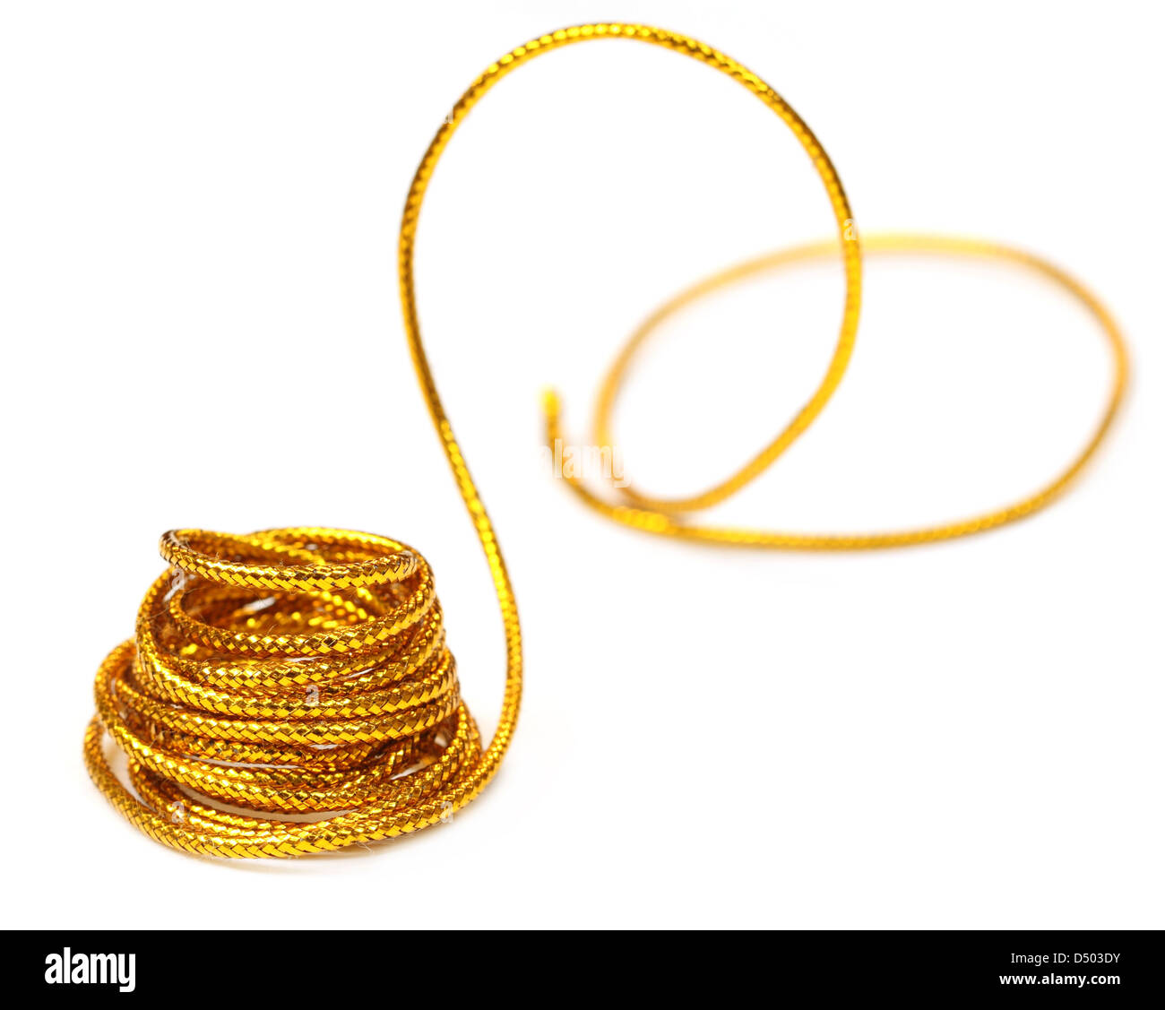 Goldenes Seil auf weißem Hintergrund Stockfoto