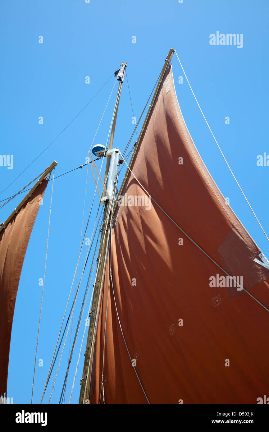 Braune Segel Yacht Stockfoto