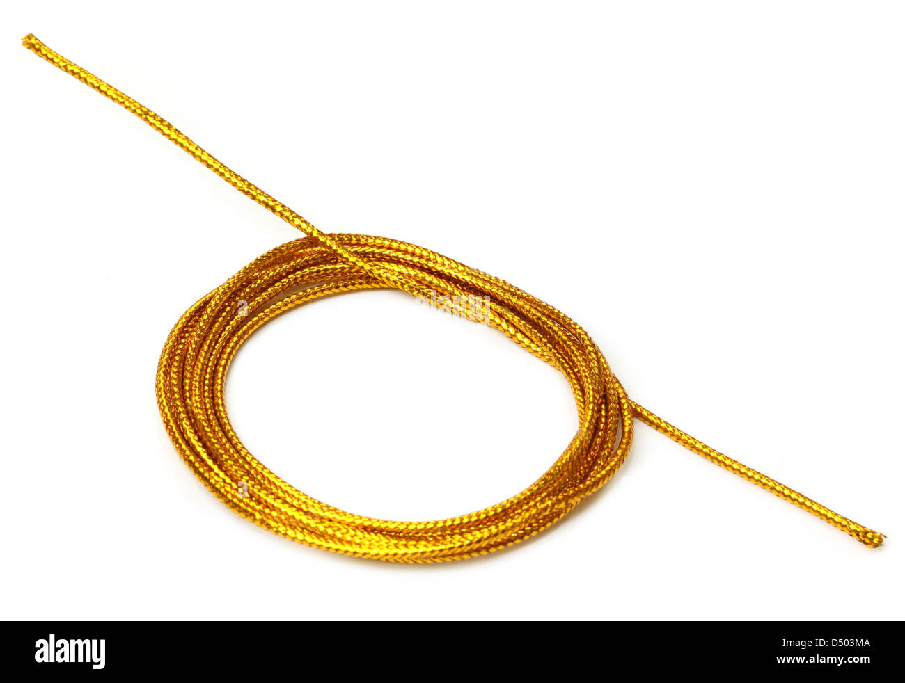 Goldenes Seil auf weißem Hintergrund Stockfoto