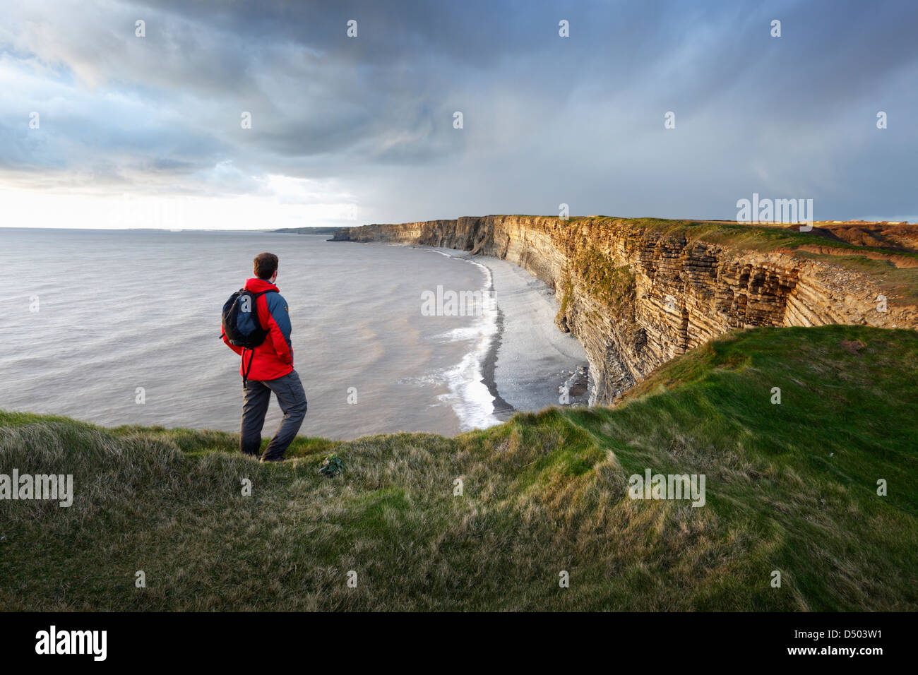 Walker an Nash Punkt auf der Wales Coast Path. Glamorgan Heritage Coast. Vale von Glamorgan. Wales. VEREINIGTES KÖNIGREICH. Stockfoto
