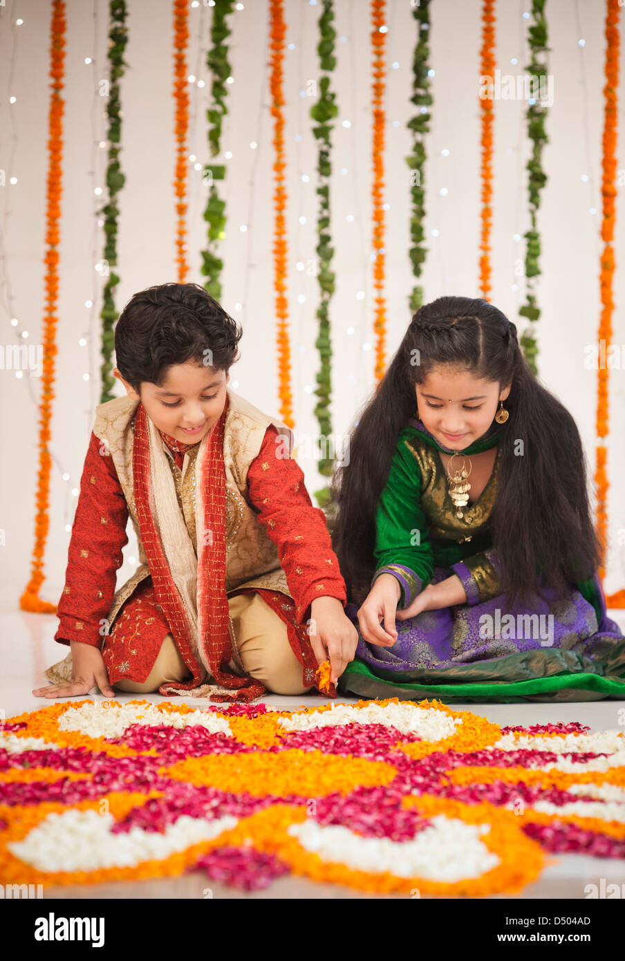 Kinder machen Rangoli auf Diwali Stockfoto