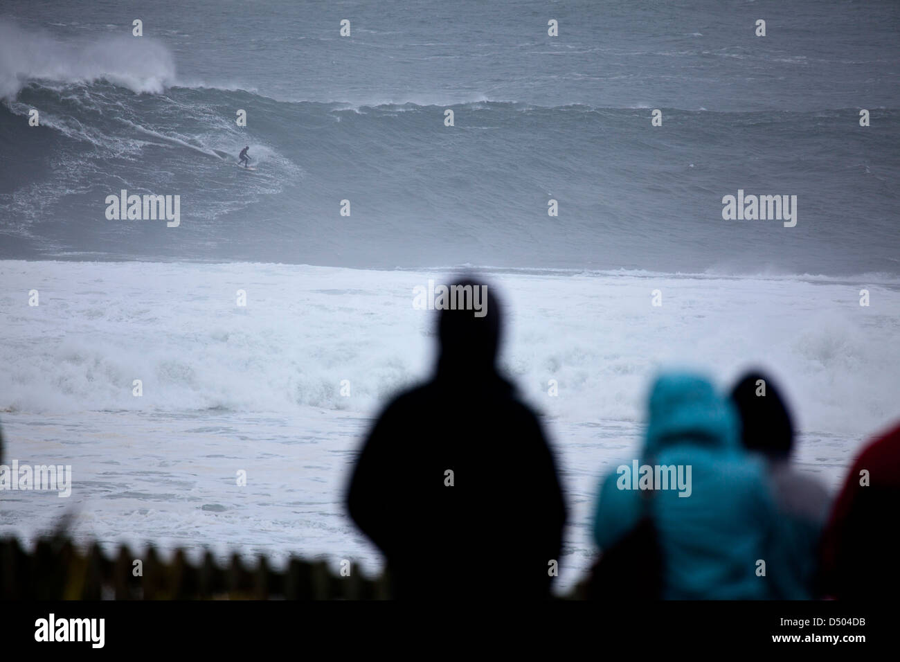 Menschen beobachten Big Wave Surfen am Mullaghmore Kopf, County Sligo, Irland. Stockfoto