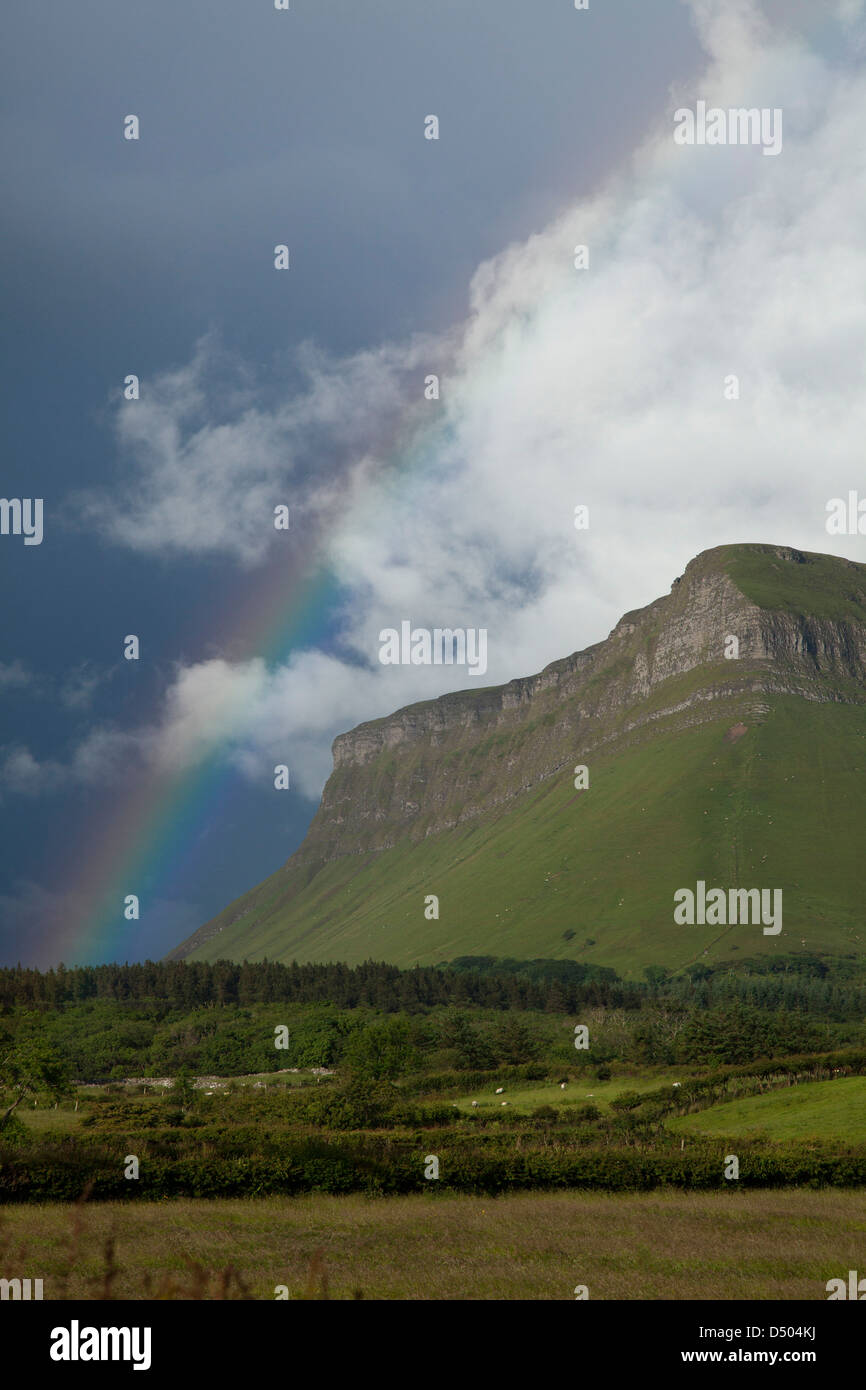 Regenbogen über Benbulbin Berg, County Sligo, Irland. Stockfoto