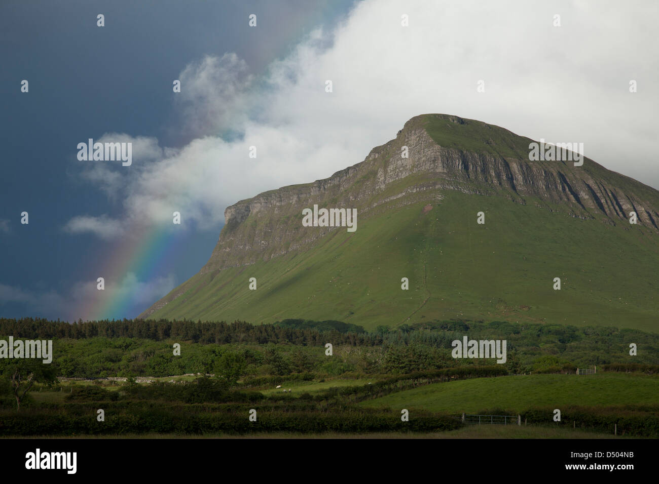 Regenbogen über Benbulbin Berg, County Sligo, Irland. Stockfoto