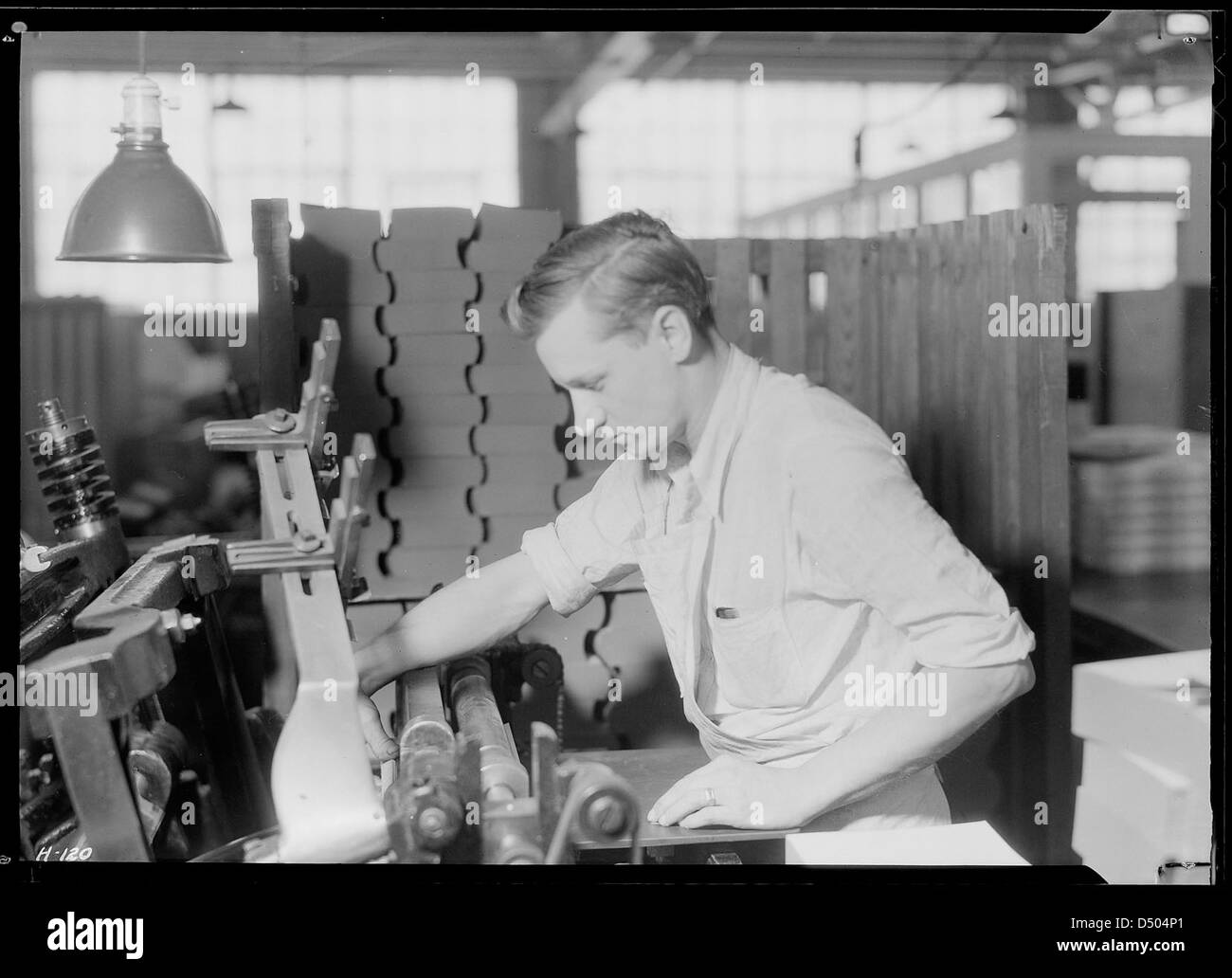 Charles Templeton, fotografiert von Lewis Hine im November 1933 bei der Kingsport Press in Tennessee, wird während der Großen Depression gezeigt, wie er seine Arbeit als Arbeiter in der Druckindustrie ausübte. Stockfoto