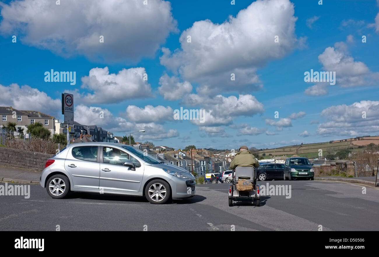 Ein Mann auf einem Elektromobil ausbricht auf der Straße Stockfoto