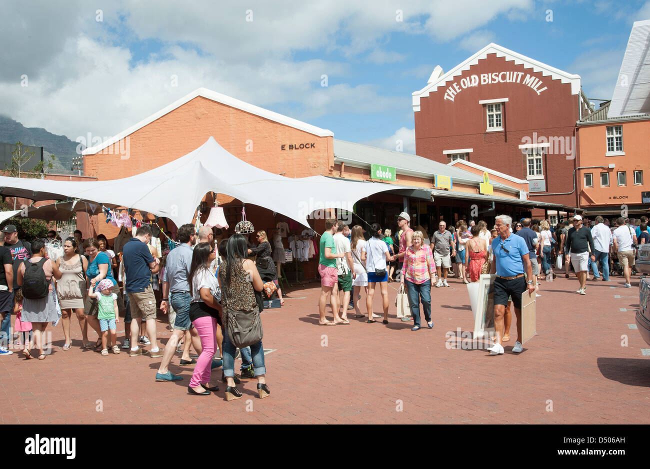 Neighbourgoodsmarket bei The Old Biscuit Mill in den berühmten Märkten Woodstock-Cape Town-Südafrika Stockfoto