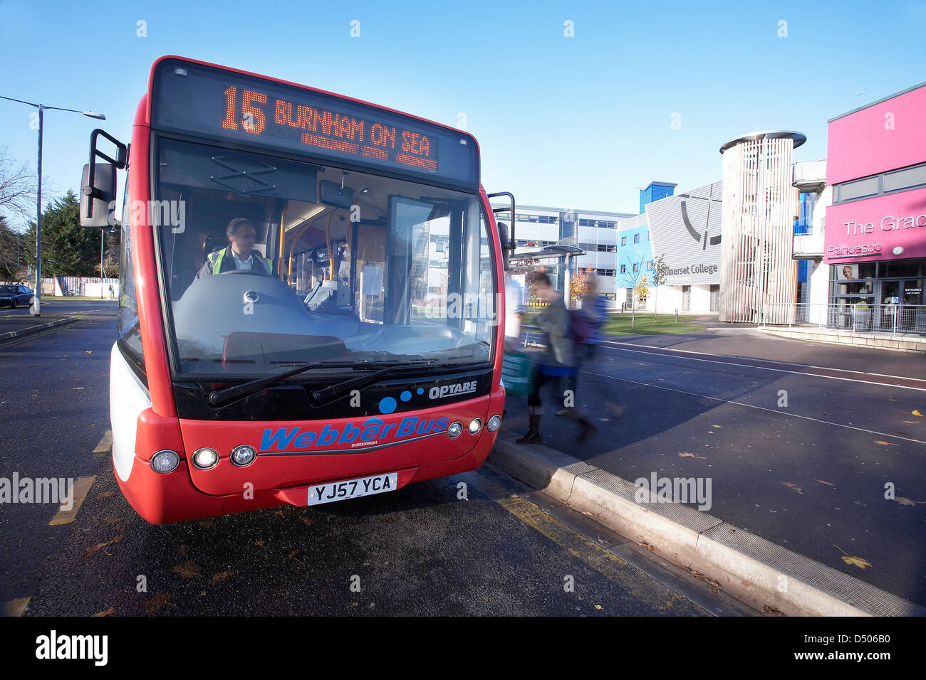 Bus am Somerset College England, UK Abwurf und Studenten aufnehmen. Stockfoto