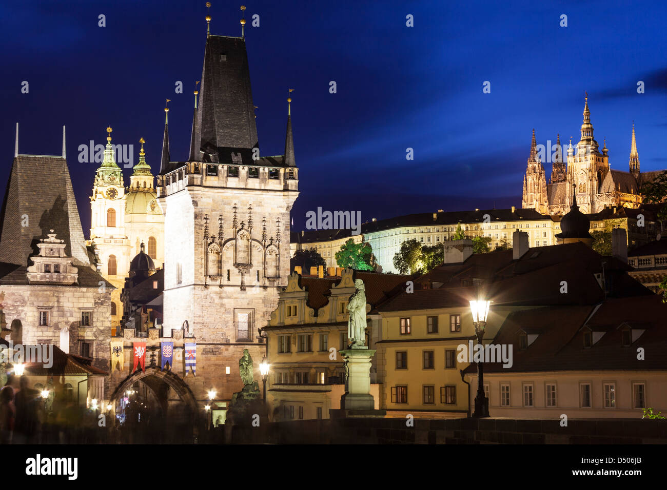 Dämmerung auf der Karlsbrücke zur Prager Burg und St.-Veits-Dom über der Stadt Kleinseite (Malá Strana). Stockfoto