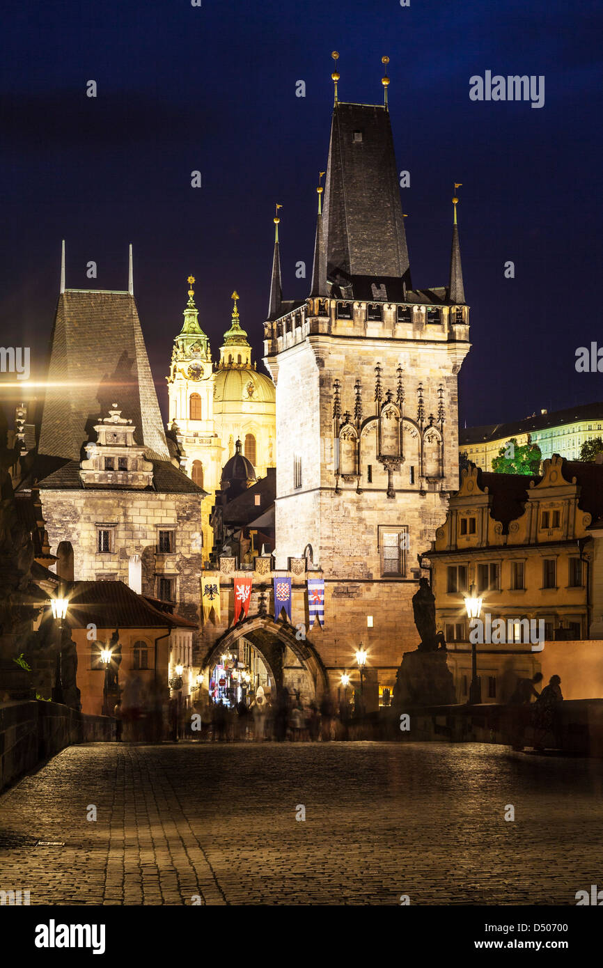 Dämmerung auf der Karlsbrücke, Prag. Stockfoto