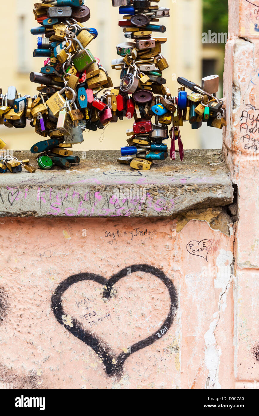 Vorhängeschlösser als Symbole der ewigen Liebe auf die Brücke über Čertovka Kanal in Malá Strana, Kleinseite, Old Prague, Tschechische Republik Stockfoto