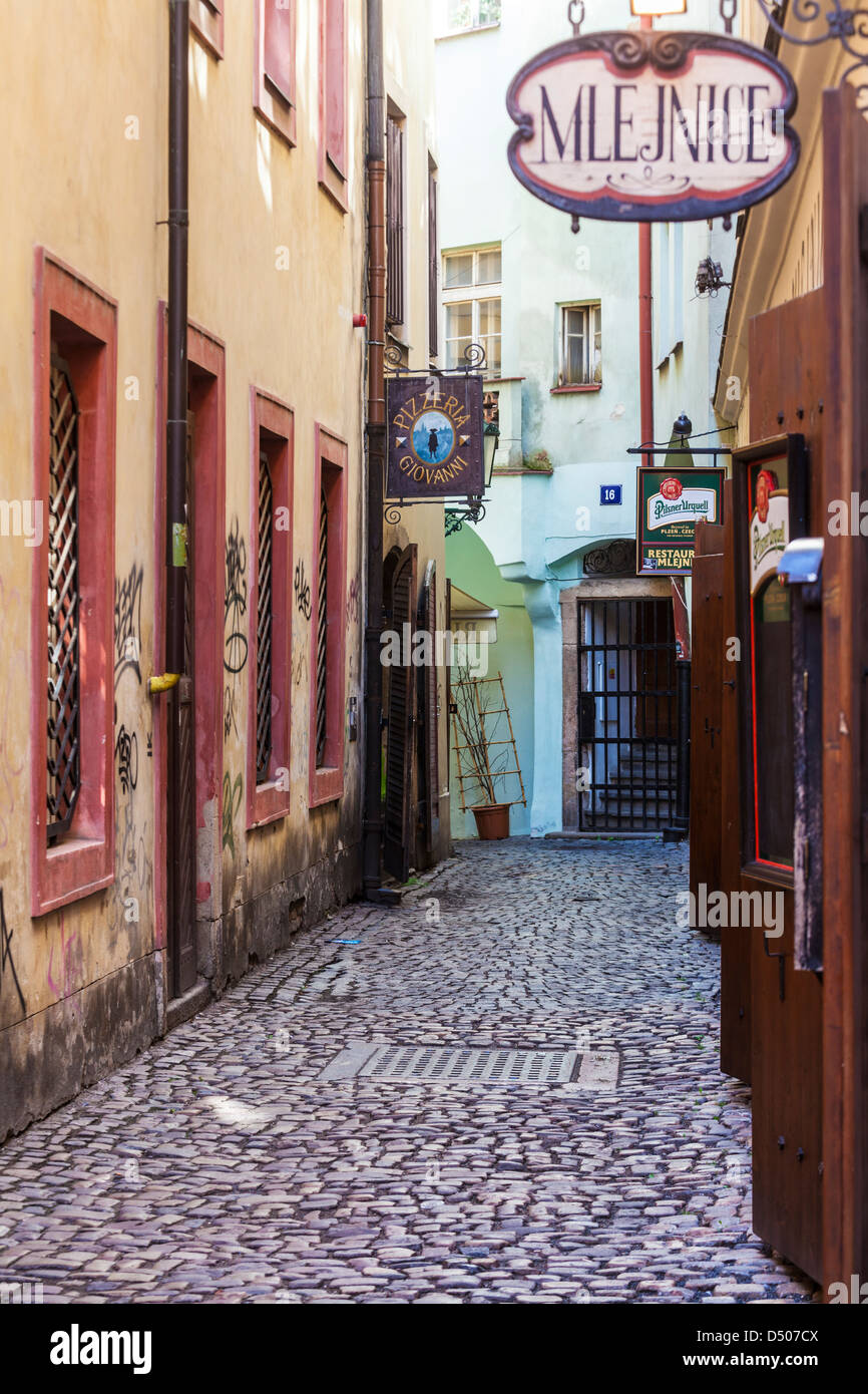 Eine kleine gepflasterte Gasse mit Bars und Restaurants in der Altstadt Bezirk von Prag, Praha, Tschechische Republik; Česká Republika. Stockfoto