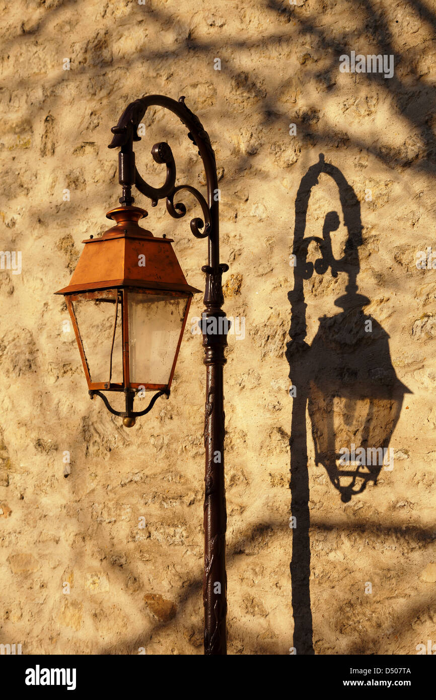 Reich verzierte Lampe Gießen Schatten an Wand in Villennes-Sur-Seine, Yvelines, Frankreich Stockfoto