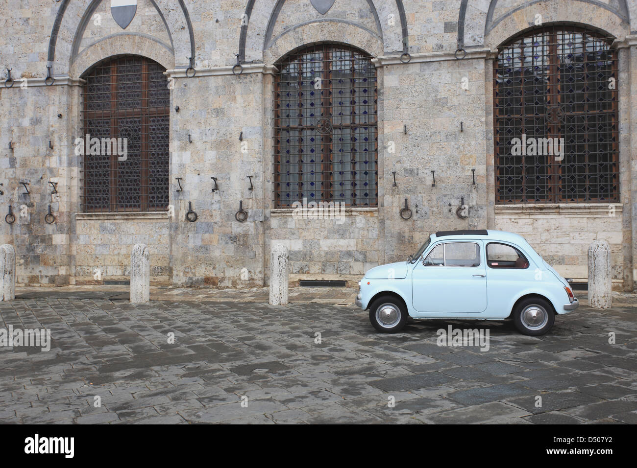 Gebäude und Auto in Siena, Italien Stockfoto