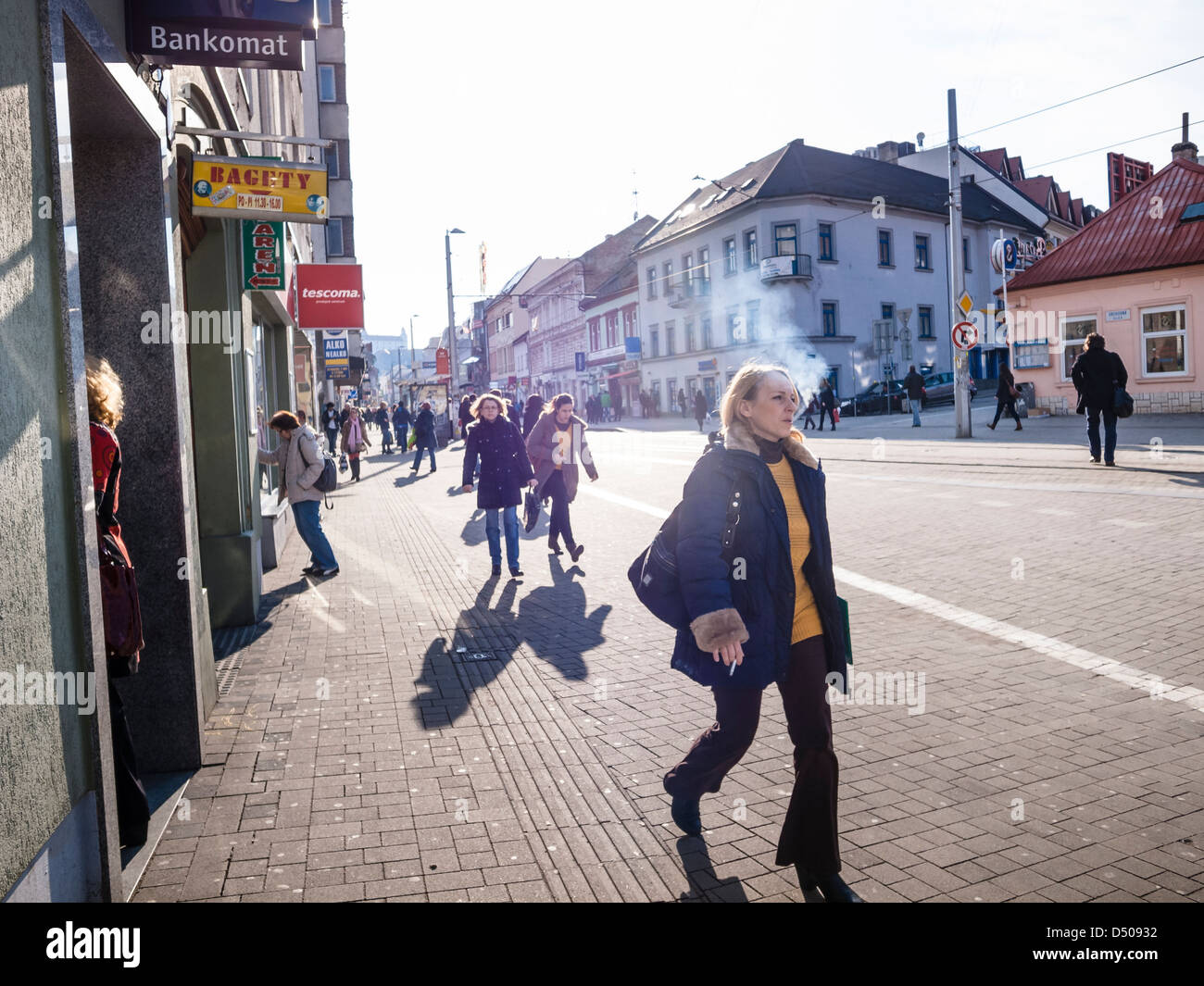 rauchende Frau auf Obchodna Street in sonnigen Frühlingstag Stockfoto