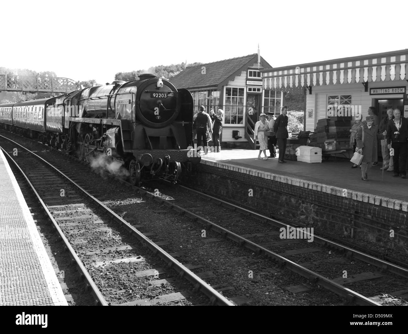 Weybourne Station mit Dampflok Nummer 92203 und verschiedenen Reenactors während North Norfolk Railway 1940er Wochenende Stockfoto