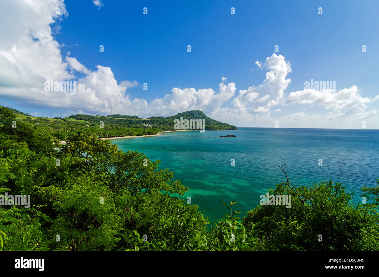 Atemberaubende Karibik Bucht auf einer üppigen grünen tropischen Insel Stockfoto