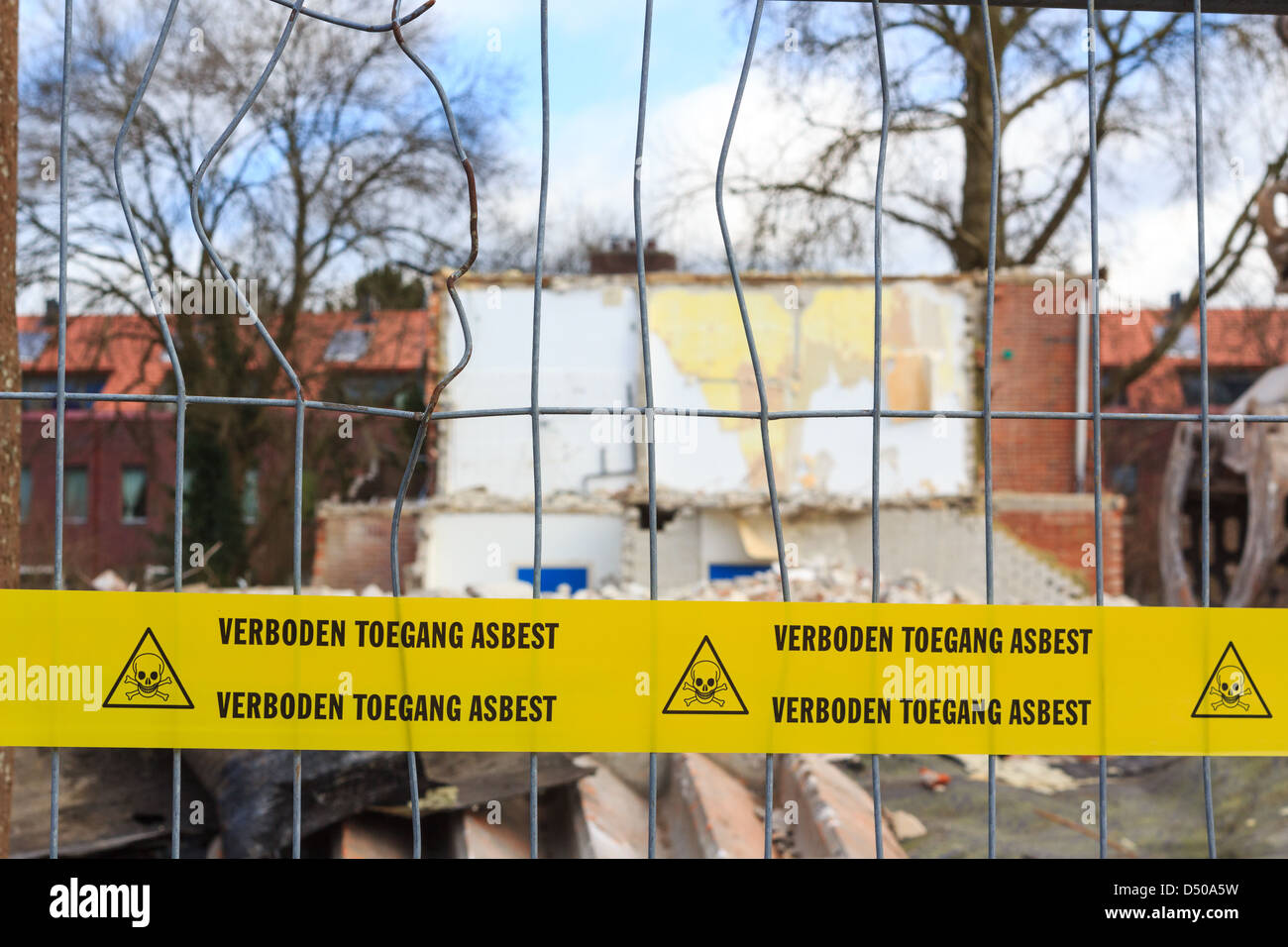 Gelbes Band mit niederländischen Text kein Hausfriedensbruch Asbest auf Abriss-Baustelle Stockfoto