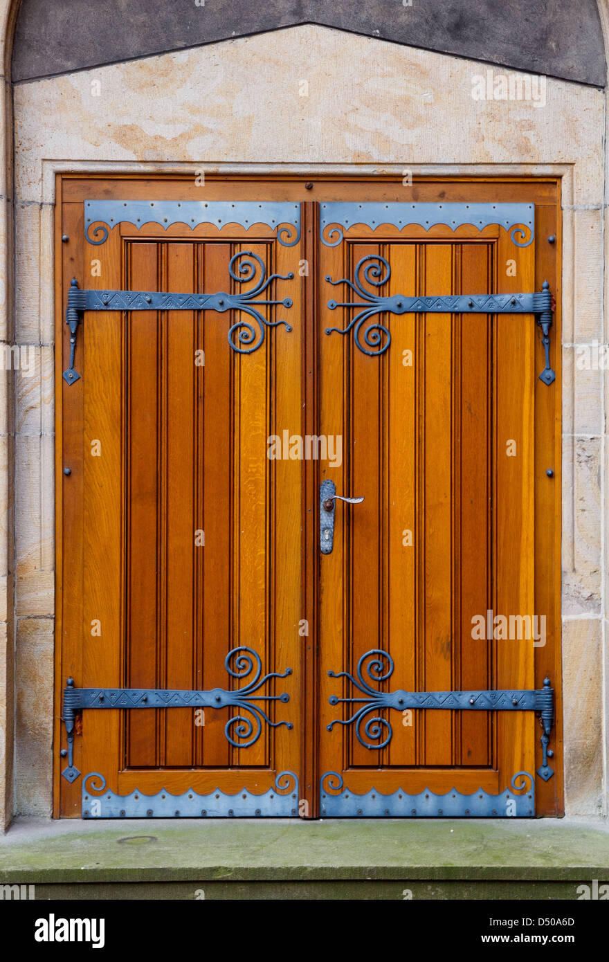 Portal mit Holztüren und Zierbeschläge Stockfoto