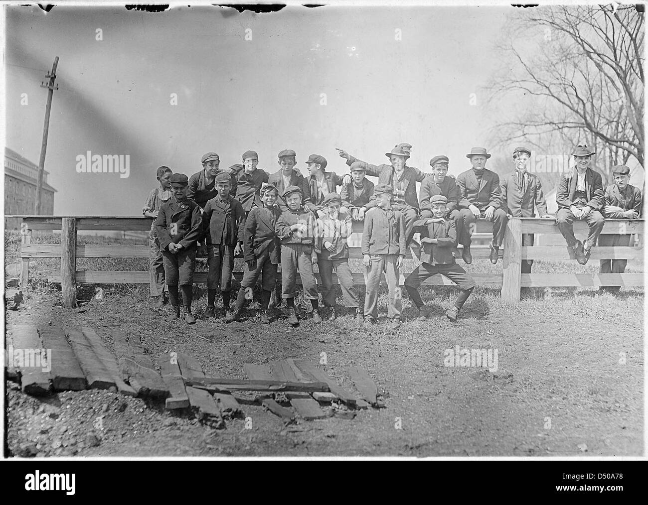 Diese Jungs (und mehr) in der Quidwick Co. Mühle arbeitete. Sie gingen als das Signal gegeben wurde. Anthony, R.I, April 1909 Stockfoto