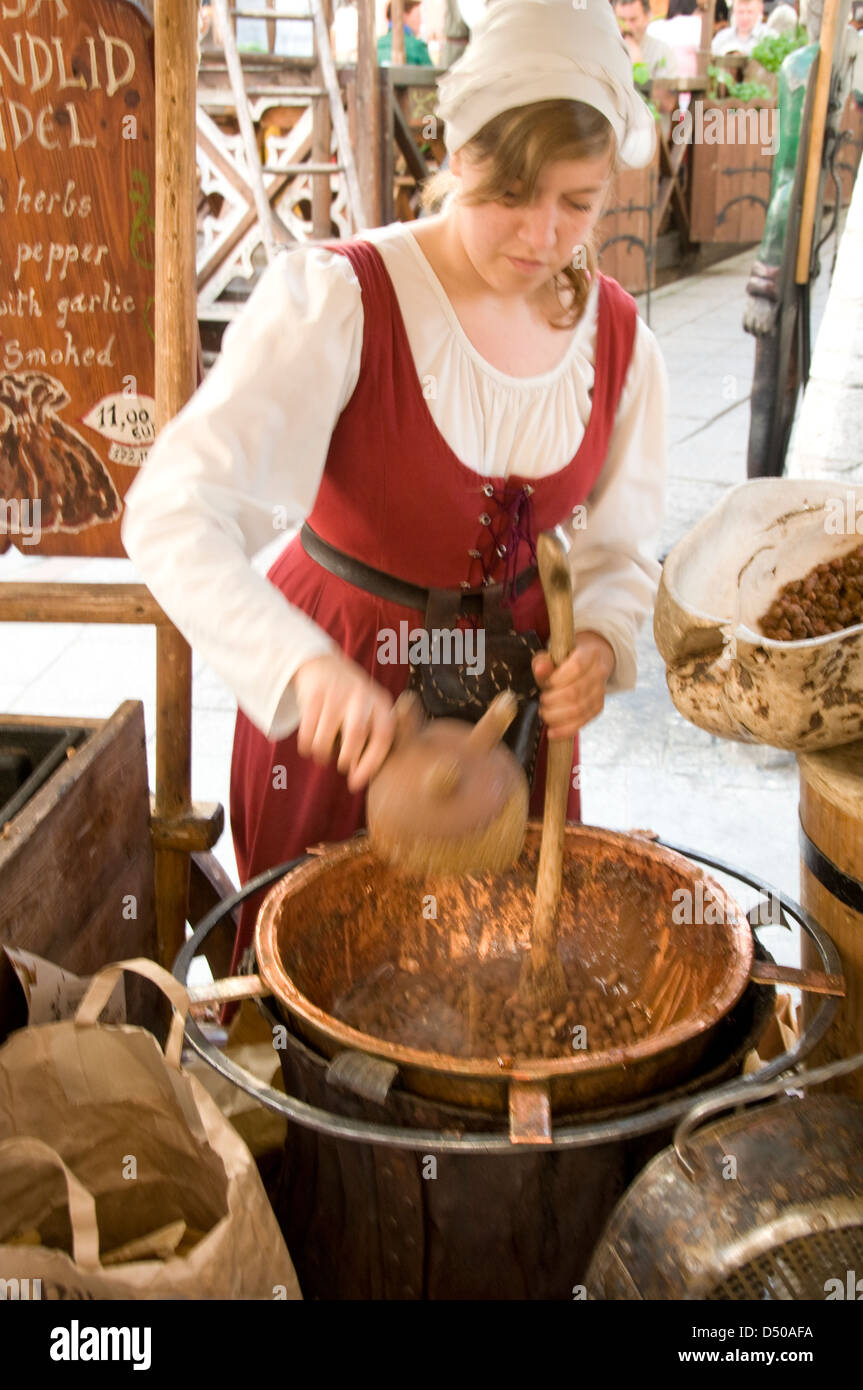 Eine junge Magd in einem mittelalterlichen Kleid als Gourmet-Mönch ...
