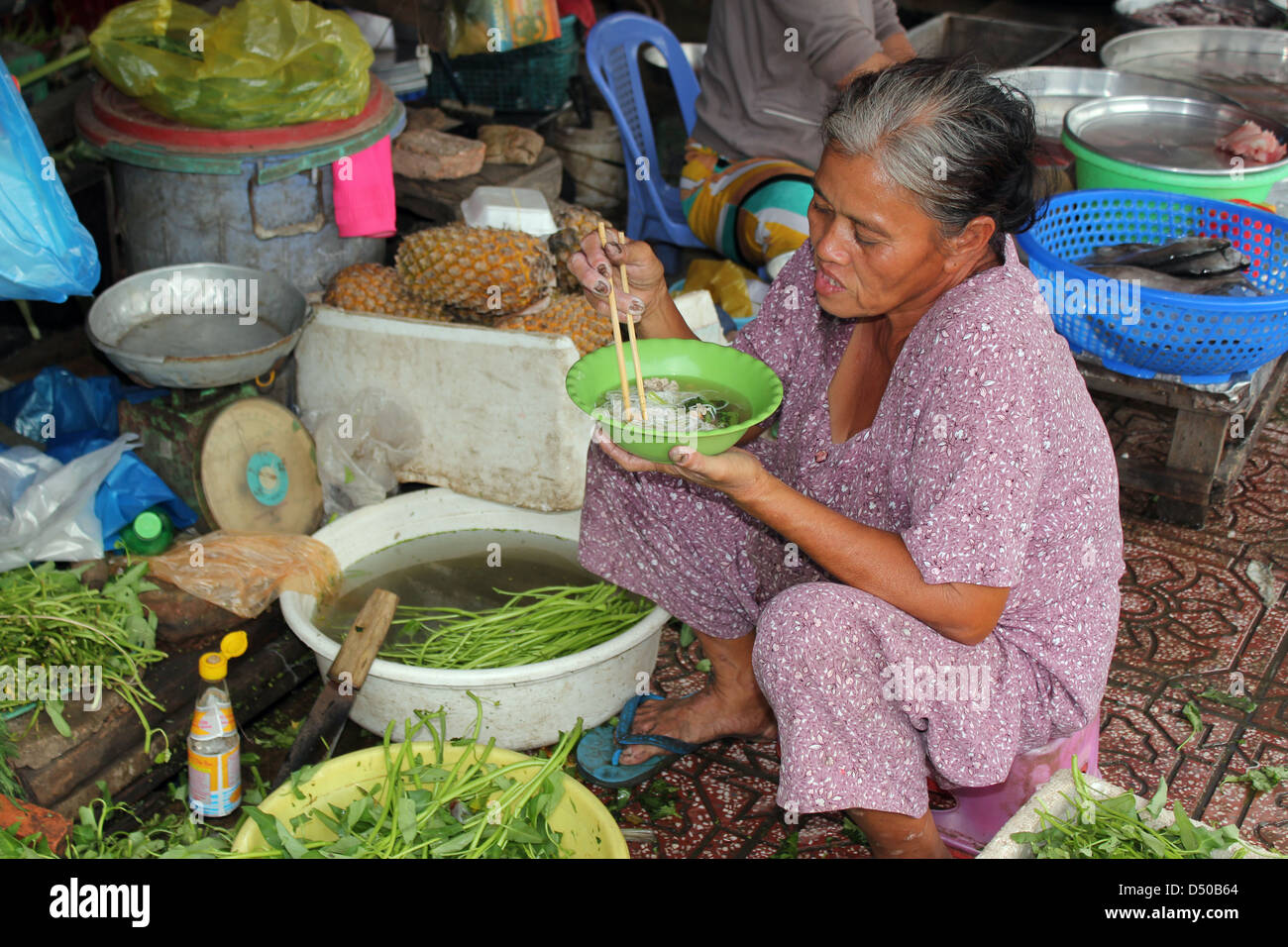 Frau in Ho-Chi-Minh-Stadt Vietnam Markt Essen Stockfoto