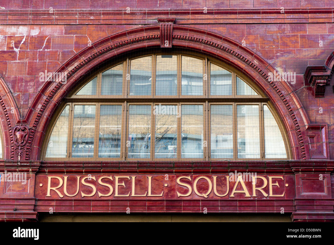 Der Name des Russell Square u-Bahnstation auf roten Ziegeln des Gebäudes angezeigt. Stockfoto