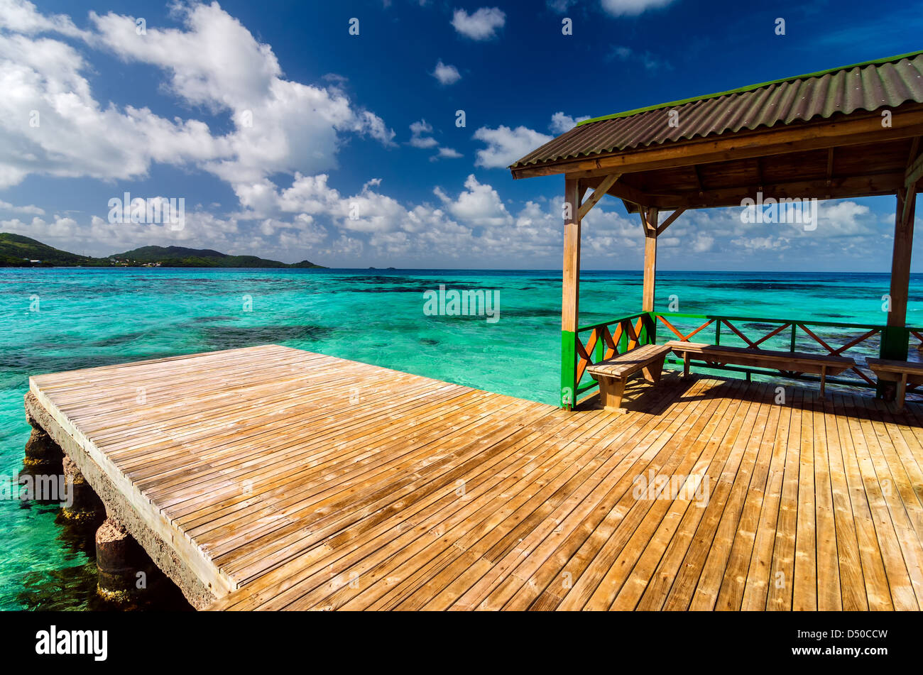 Hölzerne Dock in schönen blauen und türkisfarbenen Wasser in San Andres y Providencia, Kolumbien Stockfoto