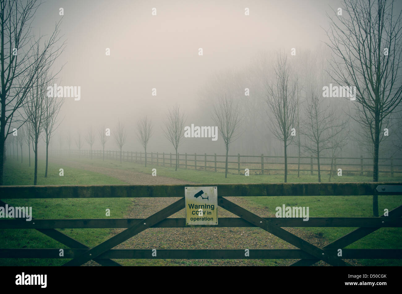 Tor zur Privatstraße im Nebel Stockfoto