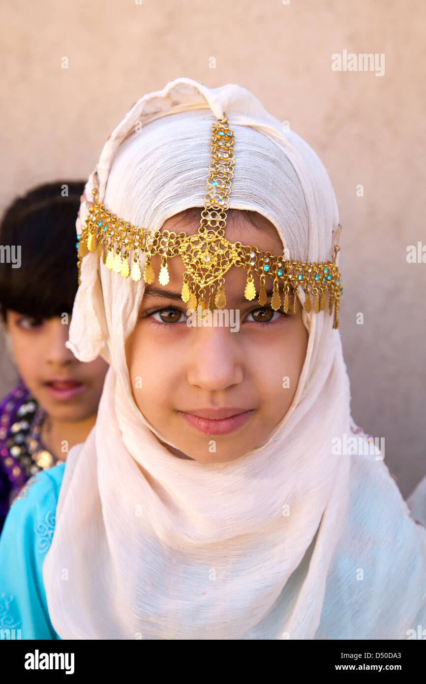 Porträt eines jungen Mädchens der omanischen in traditionelle Kopfbedeckung und Goldschmuck Stockfoto